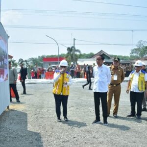 Menteri Basuki Dampingi Presiden Jokowi Tinjau Inpres Jalan Daerah di Lampung, Progress Capai 60%