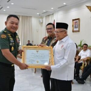 Kontribusinya Luar Biasa, Kasad dan Ketum Persit KCK Terima Penghargaan Bapak dan Bunda Asuh Anak Stunting