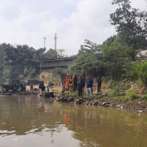 Susur sungai Cimandiri, Sampah di pantai Cibutun dan Loji diduga berasal dari limbah Garment