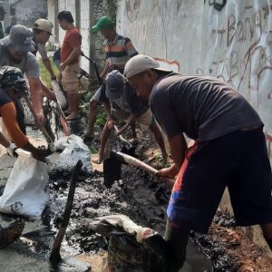 Warga Muara Bakti Bekasi gotong royong bersihkan gorong-gorong