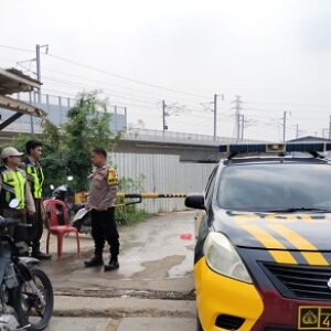 Amankan proyek strategis. Personil Polda Jabar imbau masyarakat tidak beraktifitas di sekitar jalur Kereta Cepat
