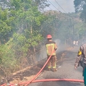 Bhabinkamtibmas Polsek Cibiuk bersama petugas pemadam kebakaran serta warga padamkan lahan terbakar