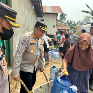 Polda Sumsel berikan bantuan air bersih pada masyarakat terdampak kemarau
