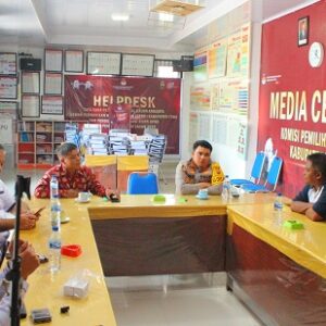 Kunjungi KPU Toba, Kapolres Toba Pastikan Keamanan dan Keselamatan Logistik