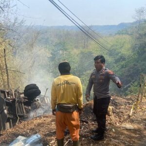 Sebuah truk terperosok ke jurang, Unit Laka Lantas Polres Sukabumi evakuasi pengemudi ke Puskesmas
