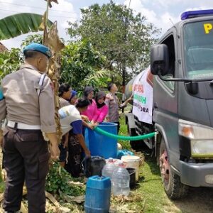 Meski Hujan Sudah Turun, Bansos Air Bersih Polres Blora Terus Berlanjut