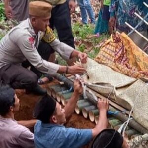 Wujud kedekatan, Bripka S. Eka B antarkan warga binaannya ke tempat terakhir