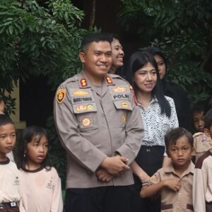 Hadiri Hari Guru Nasional, Kapolres Sukabumi bersama Ketua Bhayangkari ucapkan selamat