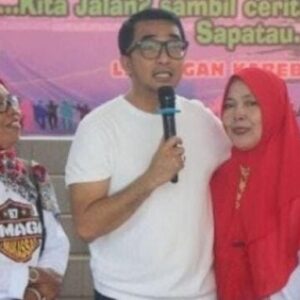 Dewan DPRD Kota Makassar Mario David Berbaur dengan Peserta Jalan Santai Alumni SMA Negeri 3 Makassar