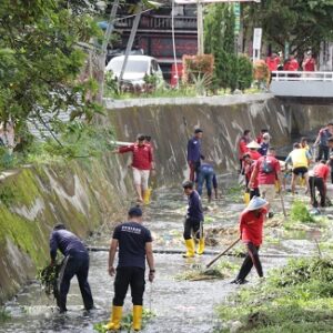 Gelar aksi bersih bersih, ASN Toba beri contoh masyarakat