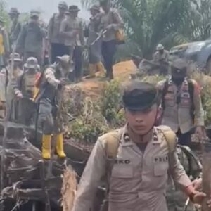 Padamkan titik api, Dit samapta Polda Sumsel dan Sat Brimob turunkan 53 pesonel