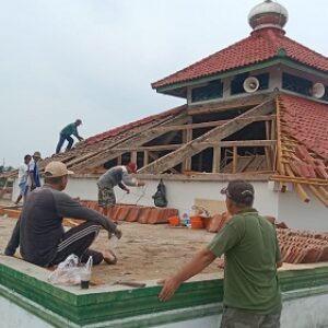 Warga Kp. Kasepen Desa Sukajadi gotong-royong renovasi Masjid