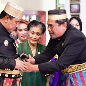 Silaturahmi ke Kedatuan Luwu, Bahtiar Baharuddin dihadiahi Keris Sapukala