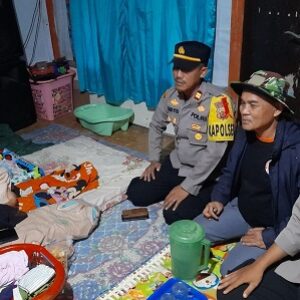 Melahirkan Pasca Longsor di Nagrak, Kapolres Sukabumi melalui Kapolsek Nagrak berikan bantuan