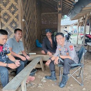 Jalin silaturahmi, Ketua Ormas Badak Banten Perjuangan DPAC Cirinten dan anggota Polsek Leuwidamar sambangi kediaman Uyut Cijahe