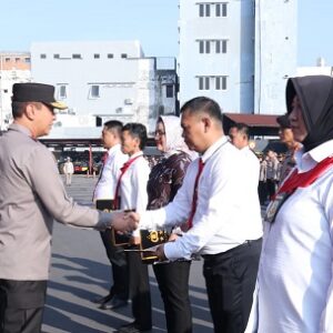 Kapolda Sumsel beri penghargaan pada ratusan personel berprestasi