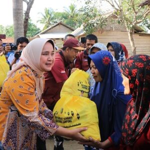 Ketua TP. PKK Provinsi Lampung Serahkan Bansos di Kampung Astra Ksetra Kecamatan Menggala
