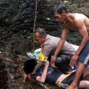 Aksi Heroik Bripka Sri Eka B. Bhabinkamtibmas Polsek Carita lakukan pencarian korban tenggelam di Curug Leuwi Putih desa Cinoyong