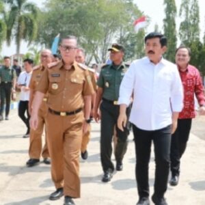 Menteri ATR/BPN dan Sekdrapov Lampung serahkan Sertifikat PTSL di Desa Bumi Agung Marga