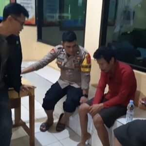 Diduga ODGJ, Anggota Polsek Ciemas Polres Sukabumi amankan seorang pria lakukan penganiayaan