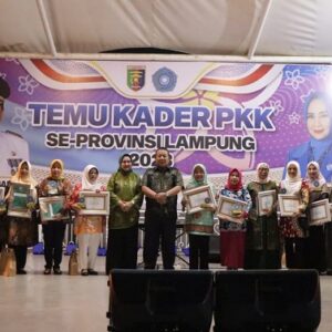 Ketua TP. PKK Provinsi Lampung serahkan Penghargaan atas Pengabdian Kinerja Kader PKK