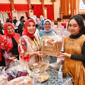 Tutup PKW Dekranasda, Sofha Marwah Bahtiar Gunakan Baju Berbahan Kain Ecoprint Karya Sendiri