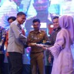 Wakili Ketua DPRD Kota Makassar, Kabag Humas dan Protokol DPRD Terima Penghargaan SMSI Sulsel