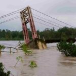 Jembatan Gantung di Desa Kuripan Selatan Muara Enim Roboh Diterjang Banjir Besar