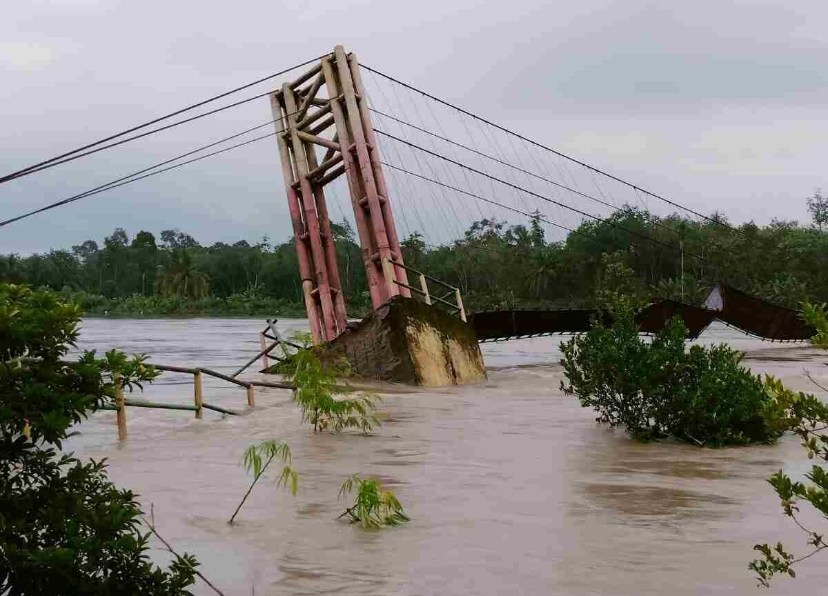 Jembatan Gantung di Desa Kuripan Selatan Muara Enim Roboh Diterjang Banjir Besar