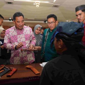 Pj Gubernur Bahtiar Serahkan Penghargaan ke Komunitas Bilah Pusaka, yang Dilaksanakan di Gedung Mulo