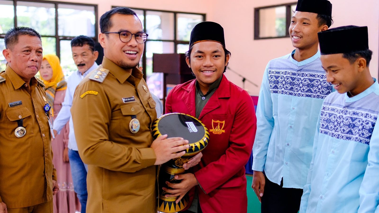 Dukung Kelancaran Kegiatan Keagamaan, Pilar Serahkan Bantuan untuk Hadroh