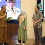 Bersama Kantah Tangsel, Benyamin Serahkan Puluhan Sertifikat Tanah Milik Warga