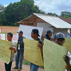 Aksi demo warga Mekarjaya di Kantor Desa Mekarjaya dapat kecaman dari Ketua FK-LSM Lebak