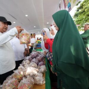 Pj Gubernur Sulsel Salurkan Bantuan Pangan Presiden Jokowi untuk Warga Kurang Mampu di Jeneponto