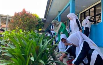 Usai Senam Pagi Bersama, SMAN 15 Pandeglang Adakan Salsih di Lingkungan Sekolah