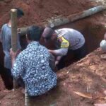 Lakukan Sambang Wilayah Binaan, Bripka Sri Eka Ikut Pemakaman Warga yang Meninggal Dunia