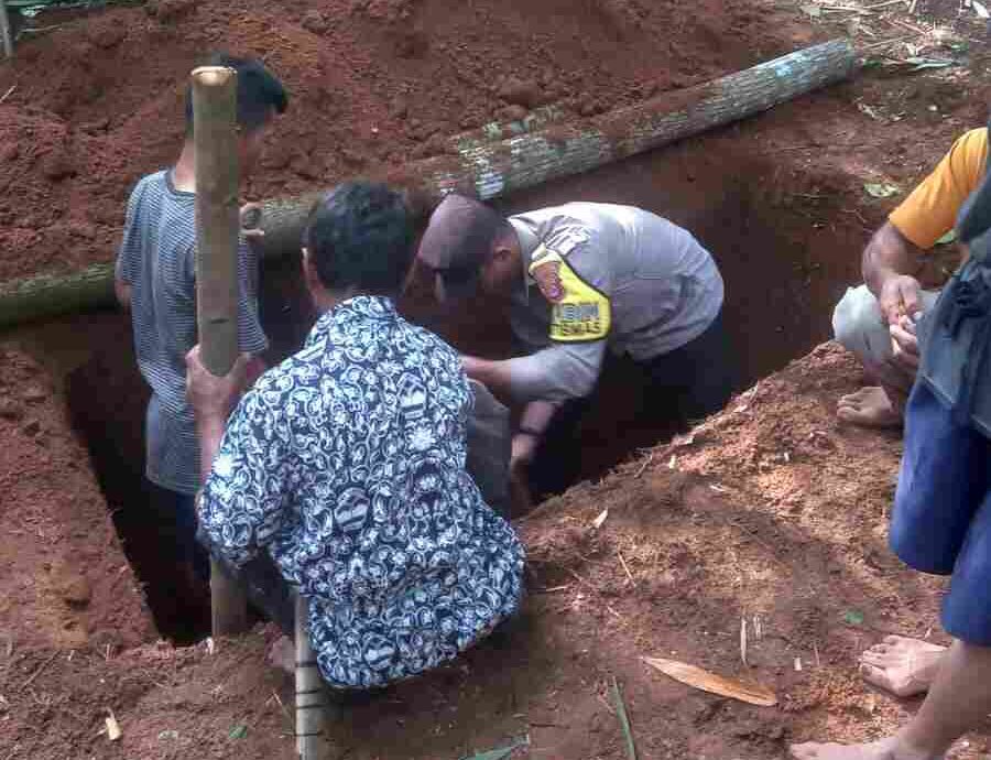 Lakukan Sambang Wilayah Binaan, Bripka Sri Eka Ikut Pemakaman Warga yang Meninggal Dunia