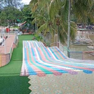 Teriakan seru di Srodotan Donat Pantai Marina Lippo Carita