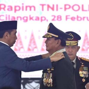 Presiden Jokowi Anugerahkan Pangkat Jenderal Kehormatan kepada Menhan Prabowo
