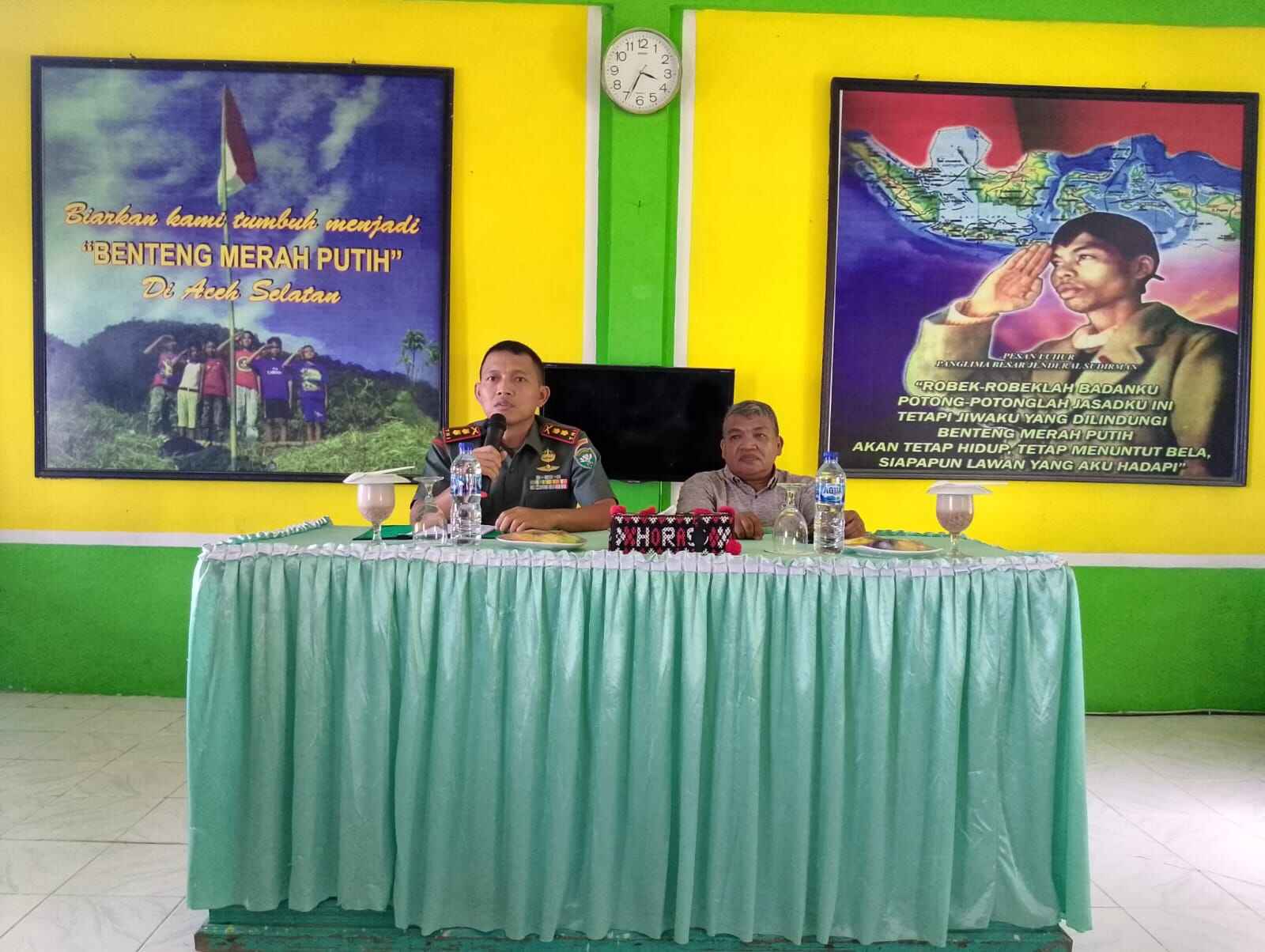 Silaturahmi dengan Awak Media, Dandim  0107 Aceh Selatan Berikan Penghargaan