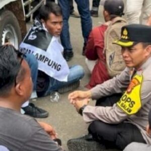 Kapolresta Balam kawal petani unjuk rasa di depan Gedung DPRD Lampung