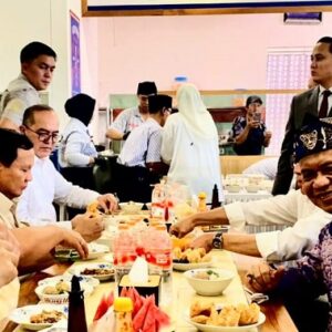 Abah Anton Charliyan Ketum Gernas GNPP dampingi Prabowo makan Baso di warung Mang Uka milik mantan Kasad