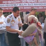 Polsek Kalideres Jakarta Barat Bagikan 500 Sembako Gratis kepada Masyarakat