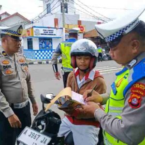 Operasi Keselamatan Maung 2024, Polres Lebak Tempelkan Stiker dan Bagikan Brosur Tertib Berlalulintas
