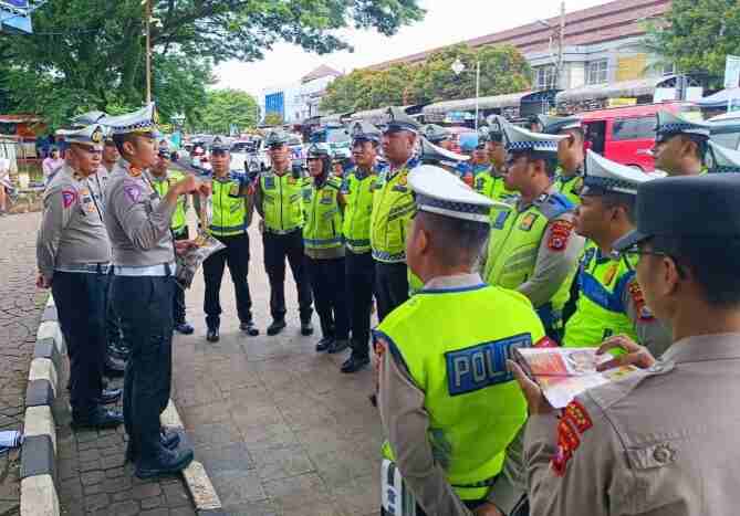 Operasi Keselamatan Maung 2024, Polres Lebak Tempelkan Stiker dan Bagikan Brosur Tertib Berlalulintas