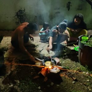 Akibat Kelangkaan Gas LPJ 3KG, Sebuah Keluarga di Aceh Selatan Memasak dengan Triplek dan Tiang Rumah