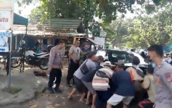 Anggota Pospam Wisata dan Warga Gotong Royong Pindahkan Mobil Mogok di Desa Citepus