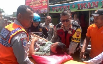 Petugas Pos Pam Polres Sukabumi evakuasi Bumil dari Mobil Pick Up ke Ambulance