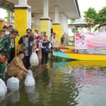 Kunjungi Soppeng, Penjabat Gubernur Sulsel Tebar 160 Ribu Benih Ikan di Salomate