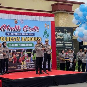 Wakapolresta Bandung AKBP Maruly Pardede Lepas 150 Pemudik Gratis ke Jawa Tengah